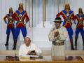 El Papa durante su visita al palacio de Gobierno en Ulan Bator