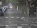 Una persona camina bajo la lluvia provocada por la DANA
