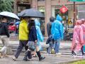 La gente se protege con paraguas de la lluvia