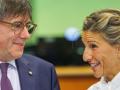 Yolanda Díaz y Carles Puigdemont, sonrientes en el Parlamento Europeo