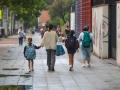 Varios niños llegan al colegio Ábaco de Madrid el primer día de curso escolar, a 6 de septiembre de 2023, en Madrid