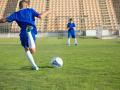 Dos niños juegan al fútbol