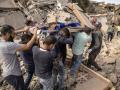 Varias personas llevan los restos de una víctima del terremoto en la aldea de Imi N'Tala