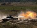 Un tanque ucraniano dispara durante un ejercicio de entrenamiento en la región de Chernigiv