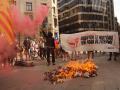 Jóvenes miembros de Arran, vinculado a la CUP, quema en la Diada una bandera de España y un muñeco con la cara de Abascal
