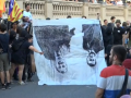 Queman una pancarta con las caras de Aragonès y Collboni en la manifestación de la CUP de la Diada