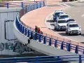 La Policía rescatando al hombre en un puente de Vallecas