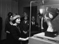 Visitantes contemplando el Busto de Nefertiti en Berlín, en el año 1963