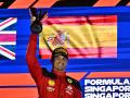 Carlos Sainz celebra la victoria en Singapur con la bandera de España de fondo