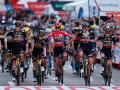 Sepp Kuss celebra con sus compañeros del Jumbo Visma el triunfo en la Vuelta a España