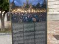 Imagen del monolito en homenaje al 15-M en la plaza del Ayuntamiento de Valencia.