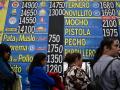 La gente hace fila frente a una carnicería en Buenos Aires, Argentina