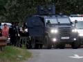 Agentes de policía de Kosovo evacuan a una persona herida a la entrada de la aldea de Banjska