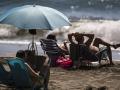 Numerosas personas disfrutan del buen tiempo y sol en la playa del Rincón de la Victoria (Málaga)