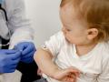 Niño pequeño recibiendo una vacuna