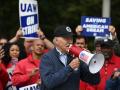 El presidente Joe Biden junto con huelguistas del sindicato United Auto Workers