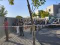 Personas a las puertas del instituto de Jerez de la Frontera donde ha tenido lugar el suceso
