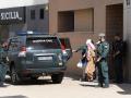 Agentes de la Guardia Civil trasladan a la mujer detenida en el barrio de Zabalgana de Vitoria, en una operación contra el yihadismo
