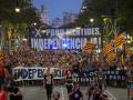 Decenas de manifestantes durante una concentración por el 1-O en Barcelona