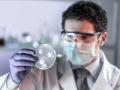 Un científico trabajando en biotecnologías