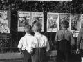 Niños alemanes observan el periódico antisemita Der Stürmer y otros carteles de propaganda nazi