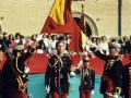 El actual Rey Felipe VI pasa bajo la bandera de España en su Jura de Bandera, en el año 1985