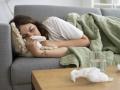 Mujer enferma en el sofá de su casa