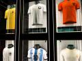 En un lugar del museo hay camisetas de gran valor: Pelé, Maradona, Cruyff, Muller, Messi y Di Stéfano