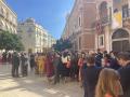 Representantes del PSPV-PSOE y Compromís, fuera de la Catedral de Valencia mientras la
Señera estaba en el Te Deum.