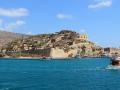 Spinalonga (Creta, Grecia). En la lista de ciudades fantasmas no podía faltar la isla desierta de Spinalonga, y Halloween es el momento perfecto para descubrir sus oscuros secretos. Aunque hoy en día es un popular destino para realizar excusiones, lo cierto es que Spinalonga tiene una larga y turbulenta historia. Además de haber sido escenario de numerosas batallas, esta pequeña isla albergó una colonia de leprosos durante la primera mitad del siglo XX. En la actualidad, los visitantes pueden pasear entre las casas abandonadas, el viejo hospital y la escuela del antiguo asentamiento, y profundizar en la historia de los pacientes que allí vivieron.
