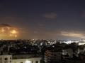 Una imagen muestra cohetes disparados desde la ciudad de Gaza (R) siendo interceptados por el sistema de misiles de defensa Cúpula de Hierro de Israel