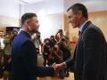 El presidente del Gobierno en funciones, Pedro Sánchez (d), se reúne con el portavoz de ERC en el Congreso, Gabriel Rufián