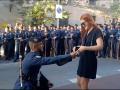 La insólita pedida de mano de un militar que participaba en el desfile del 12 de octubre