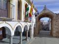 El Arco de la Villa, junto al Ayuntamiento de Santa Eufemia, forma parte de la muralla medieval.