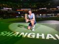 Hubert Hurkacz posa con el trofeo de campeón del Masters 1000 de Shanghái