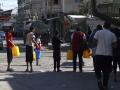 Palestinos buscan abastecerse de agua en un campo de refugiados en la Franja de Gaza