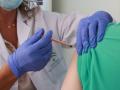 Un hombre se vacuna contra la gripe y la covid en un centro de salud de Sevilla
