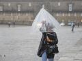 Una mujer caminaba ayer por la plaza del Obradoiro