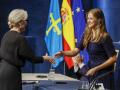 OVIEDO, 20/10/2023.- La princesa de Asturias, Leonor de Borbón (d), saluda a la actriz estadounidense Meryl Streep (i), Premio Princesa de Asturias de las Artes durante la gala de la 43º edición de los Premios Princesa de Asturias que se celebra este viernes en el Teatro Campoamor, en Oviedo. EFE/Ballesteros