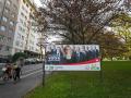 Un cartel electoral de candidatos del Partido Popular Suizo (SVP UDC) en Aarberg, cantón de Bern