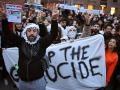 Activistas gritan consignas durante una manifestación de solidaridad con los palestinos en Berlín