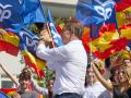 El líder del PP y candidato a la Presidencia del Gobierno, Alberto Núñez Feijóo, saluda durante la manifestación organizada por el PP, en la plaza de Felipe II, a 24 de septiembre de 2023, en Madrid (España). Bajo el lema ‘A la calle contra la amnistía, el referéndum y contra aquellos que quieren destruir nuestro Estado de Derecho’, el Partido Popular ha organizado una movilización cívica e institucional contra el intento de Pedro Sánchez de “destruir la Constitución” con una posible aprobación de una amnistía y de reconocer el derecho de autodeterminación. La dirección nacional de Génova pretende visibilizar la posibilidad de que el PSOE esté dispuesto a conceder beneficios judiciales a los condenados por la consulta ilegal del 1-O en Cataluña para reeditar la coalición al frente de La Moncloa, tal y como le reclaman los partidos independentistas.
24 SEPTIEMBRE 2023;MADRID;AMBIENTE;MANIFESTACIÓN PP;CONTRA LA AMNISTÍA
Jesús Hellín / Europa Press
24/9/2023