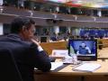 Pedro Sánchez escucha a Volodimir Zelenski virtualmente durante el Consejo Europeo