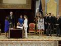 La Princesa Leonor (c) jura la Constitución ante la presidenta del Congreso, Francina Armengol (i), y los Reyes de España