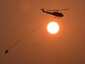 Helicóptero luchando contra las llamas en Australia