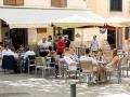 Varias personas en la terraza de un bar en Palma de Mallorca