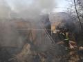 Un bombero apaga el incendio en un vivienda afectada por los bombardeos rusos