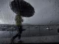 Un hombre con paraguas caminaba este lunes por el puerto de Pontedeume, en una jornada marcada nuevamente por las lluvias