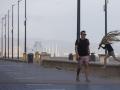 Un hombre anda por el paseo de la playa de la Malvarrosa con fuertes rachas de viento durante la borrasca Ciarán