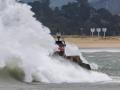 Una ola rompe en la bahía de Santander, este jueves con las alertas activas por viento y fenómenos costeros adversos. La borrasca Ciarán, uno de los ciclones extratropicales más potentes de los últimos tiempos, está dejando fuertes lluvias y vientos huracanados en el Canal de la Mancha, España y Bélgica